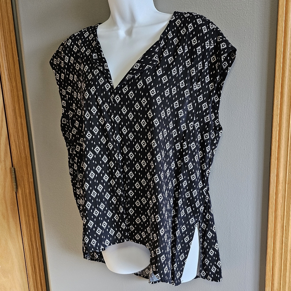 Black and Cream Universal Thread Patterned Sleeveless Women's Top